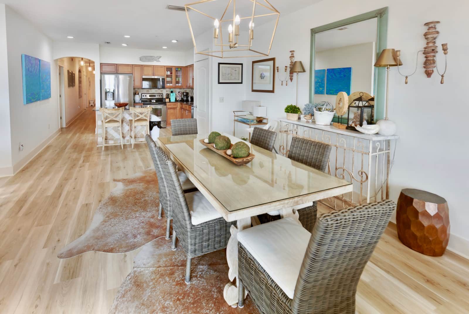 Dining room, seats 6